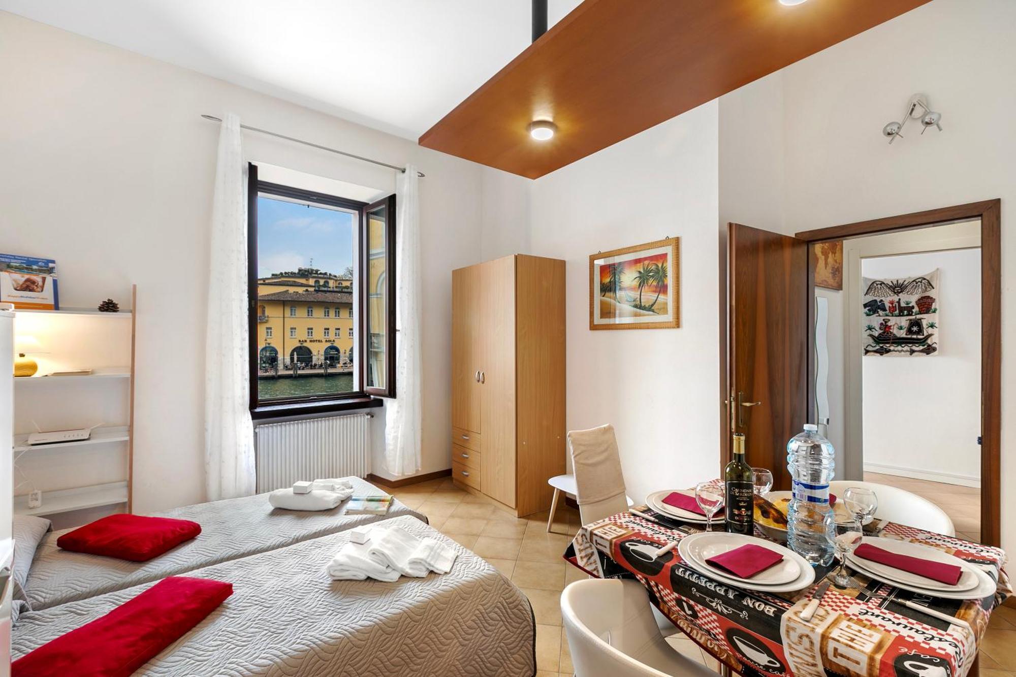 Lake View Historical Center Apartment - Happy Rentals Riva del Garda Exteriör bild